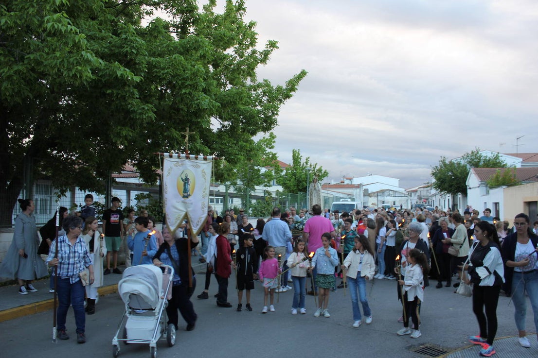 Numerosas personas arropan a la Virgen de Fátima en una procesión que no salía desde hacía más de 60 años