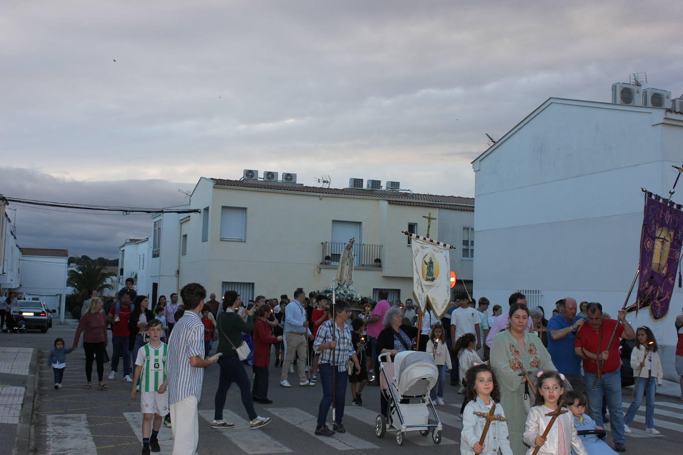 Numerosas personas arropan a la Virgen de Fátima en una procesión que no salía desde hacía más de 60 años