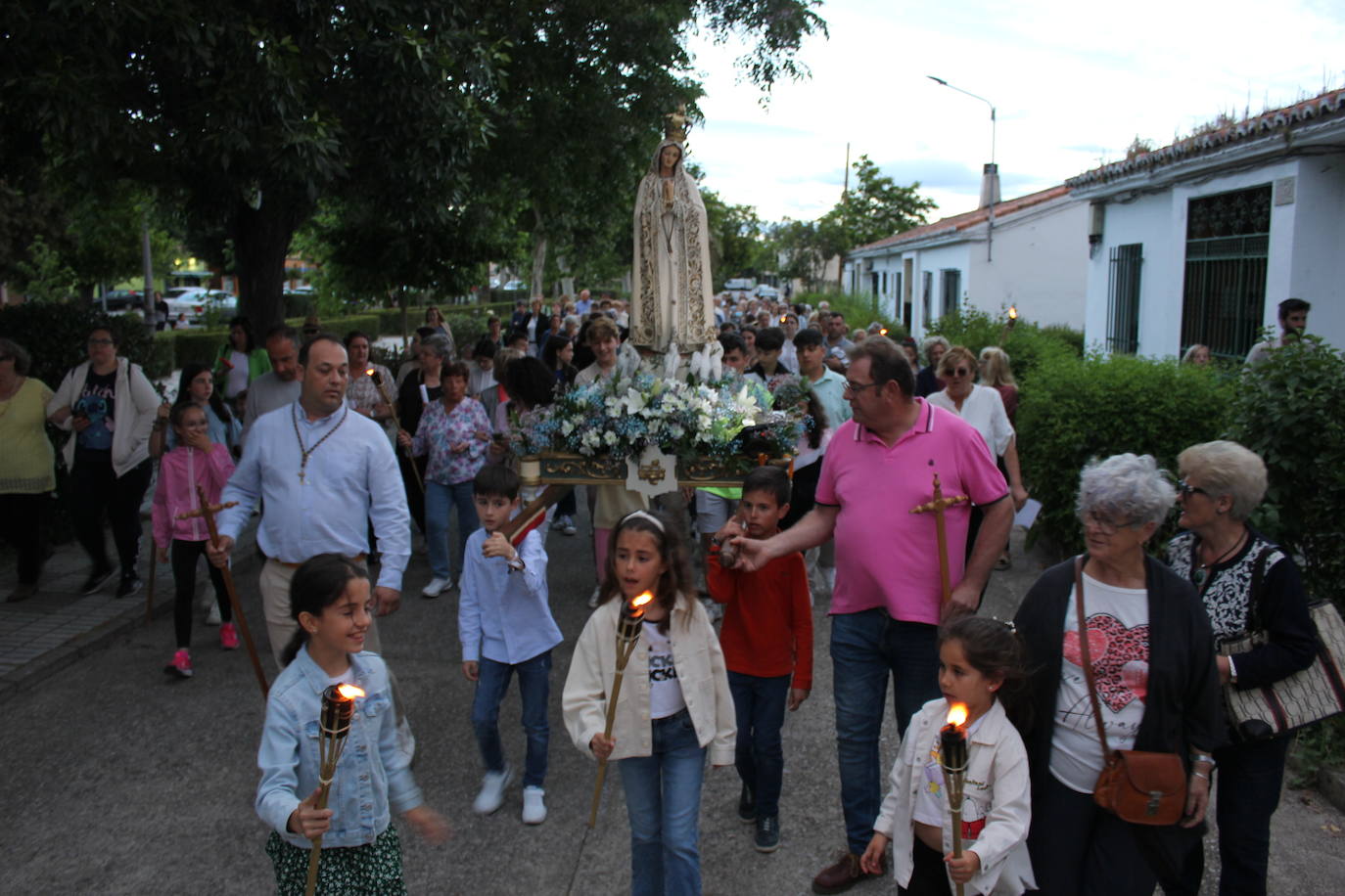 Numerosas personas arropan a la Virgen de Fátima en una procesión que no salía desde hacía más de 60 años