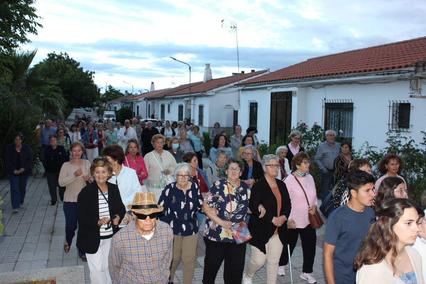 Numerosas personas arropan a la Virgen de Fátima en una procesión que no salía desde hacía más de 60 años
