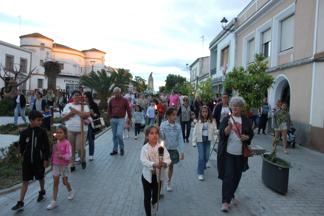 Numerosas personas arropan a la Virgen de Fátima en una procesión que no salía desde hacía más de 60 años