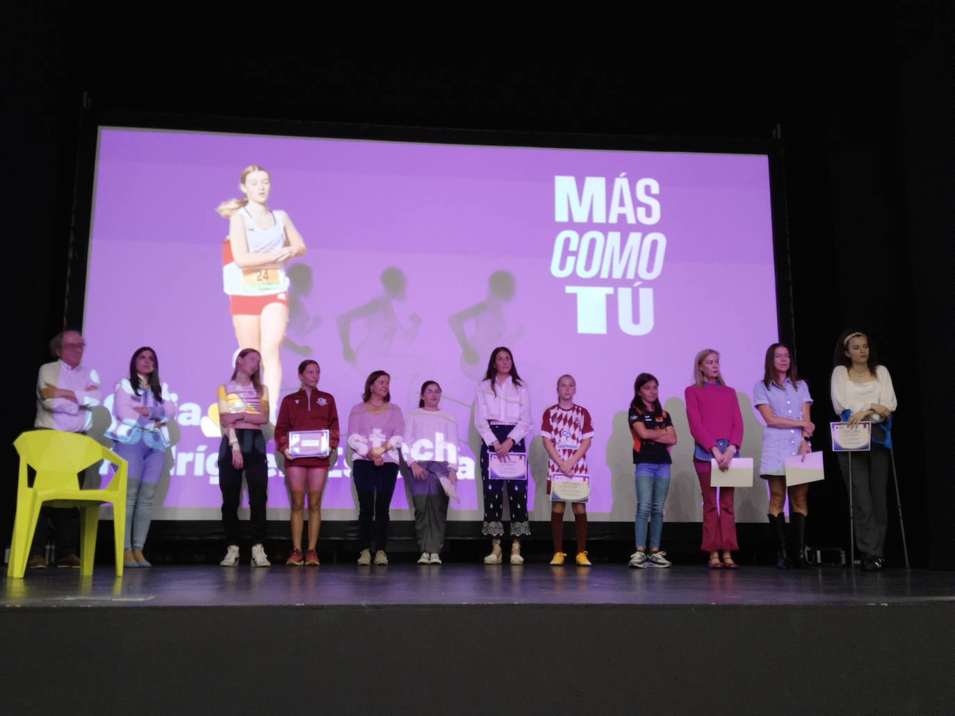 Imagen principal - El Calendario Violeta ensalza a las deportistas casareñas en su décimo año de andadura