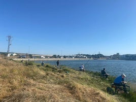 Varios pescadores en sus puestos asignados para hoy en la zona de la orilla.