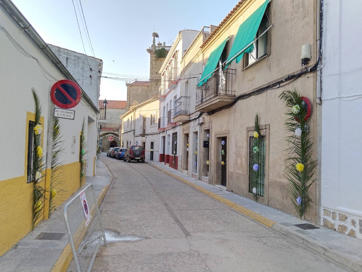 Imagen principal - Vecinos casareños engalanan las calles para la celebración del Corpus Christi