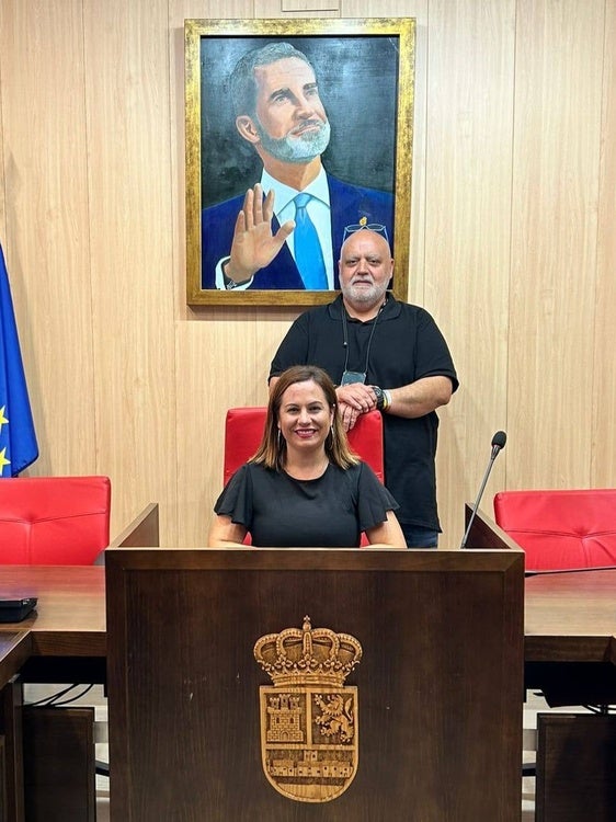 Un óleo del Rey Felipe VI realizado por José María Aparicio preside desde hoy el salón de plenos del Ayuntamiento