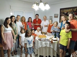 Familiares de Josefa y representantes del Ayuntamiento han celebrado hoy su 100 cumpleaños.