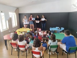 Las monitoras de la ludoteca en el inicio del proyecto de este verano.