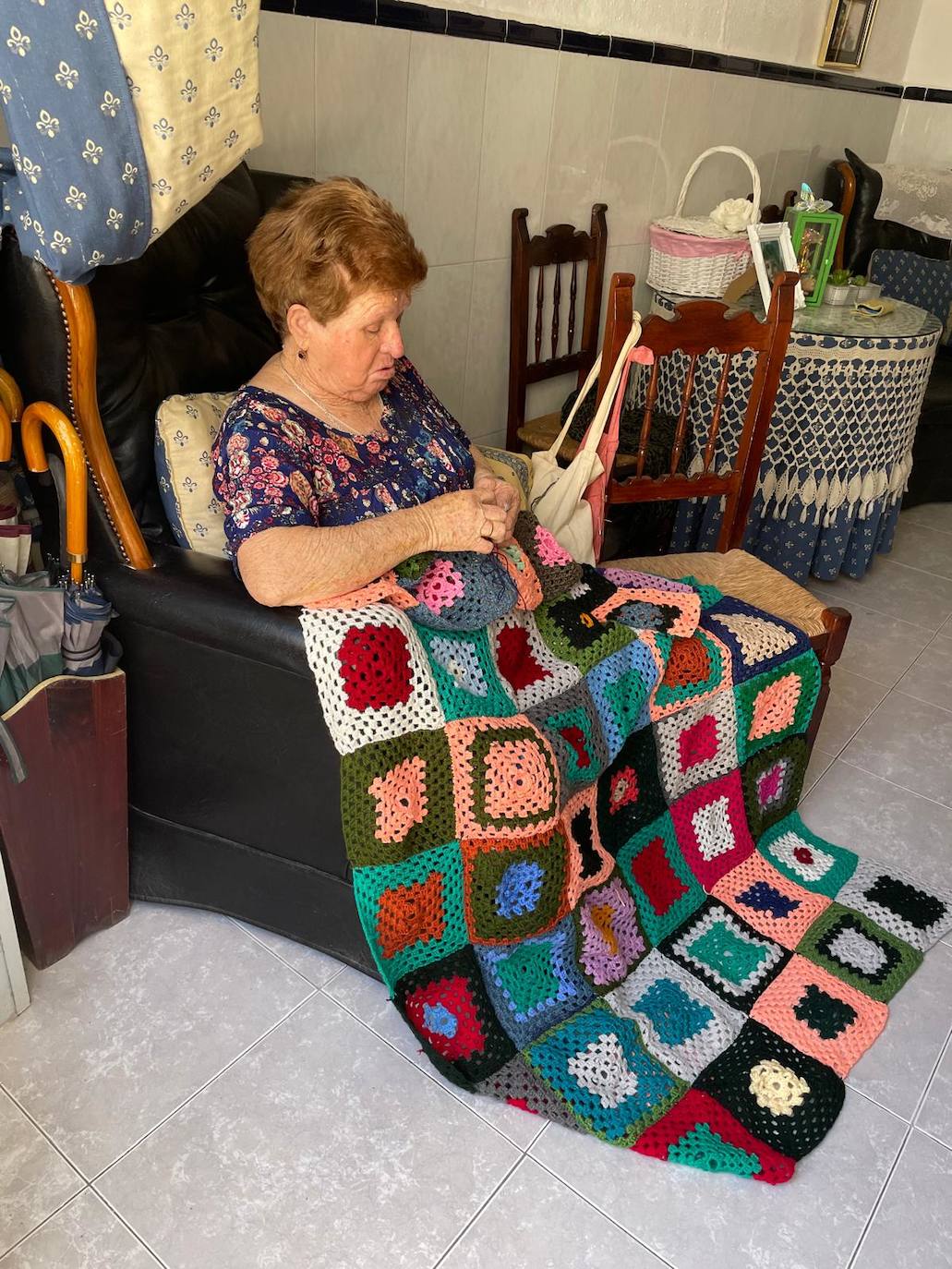 Imagen principal - La calle Macorrilla ofrece un colorido sombraje con los ganchillos de su vecina María