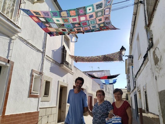 La calle Macorrilla ofrece un colorido sombraje con los ganchillos de su vecina María