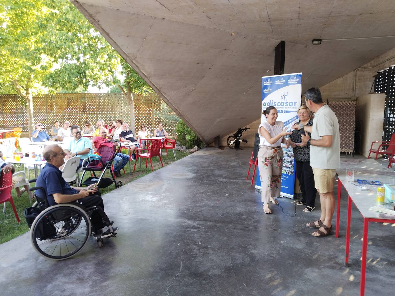 Imagen principal - Adiscasar entrega 83 nuevos carnés a todos sus asociados con motivo de su vigésimo aniversario