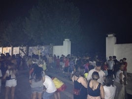 Decenas de adolescentes y jóvenes asaltan la piscina municipal tras la victoria de España