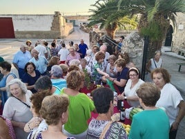 Tras la novena se pusieron a la venta productos típicos en la puerta de la ermita.