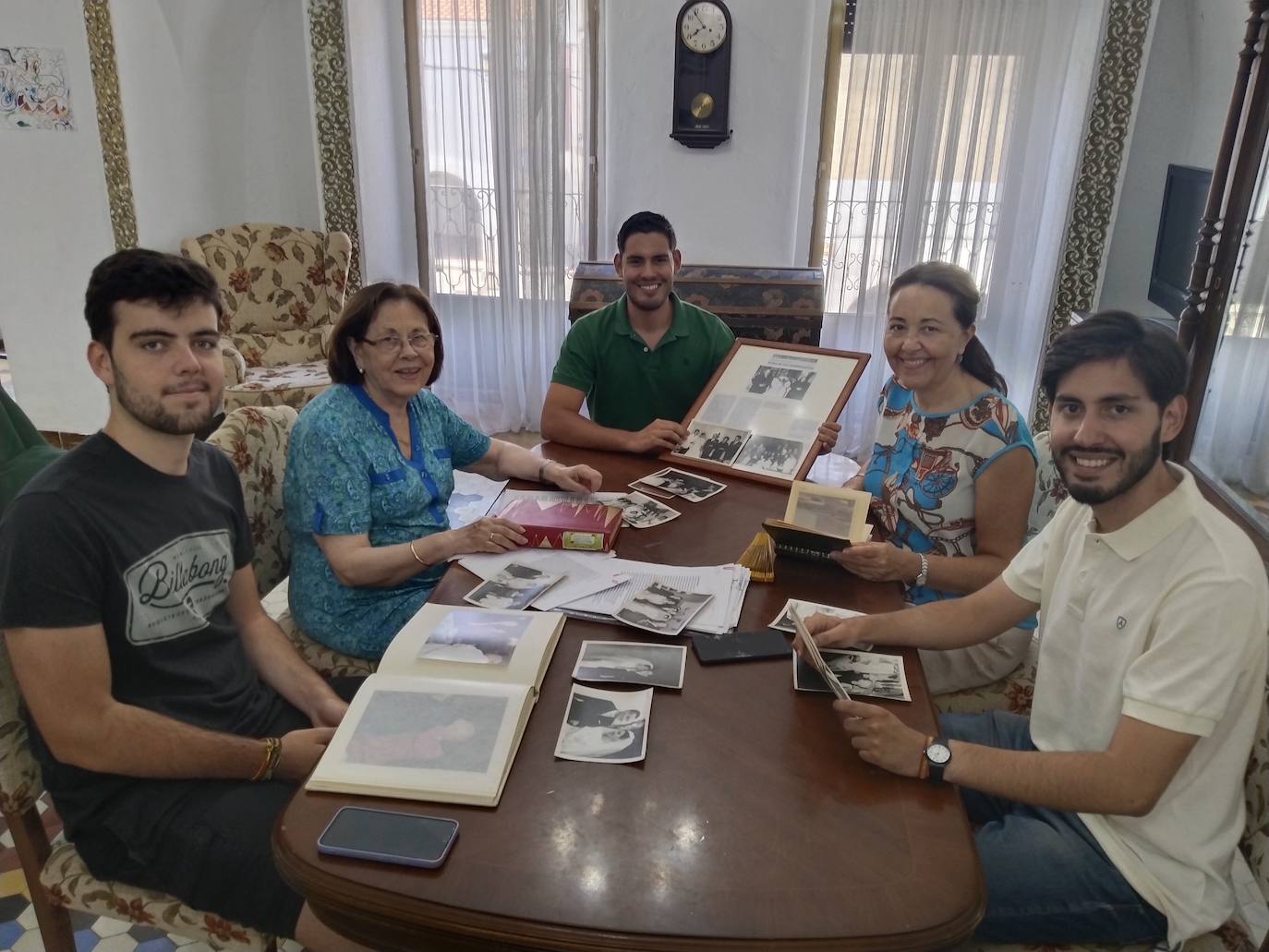 Imagen secundaria 1 - Retrato de boda de Simón y Josefina. Abajo, Josefina junto a su hija Carmen y tres de sus nietos recordando aquel acontecimiento.