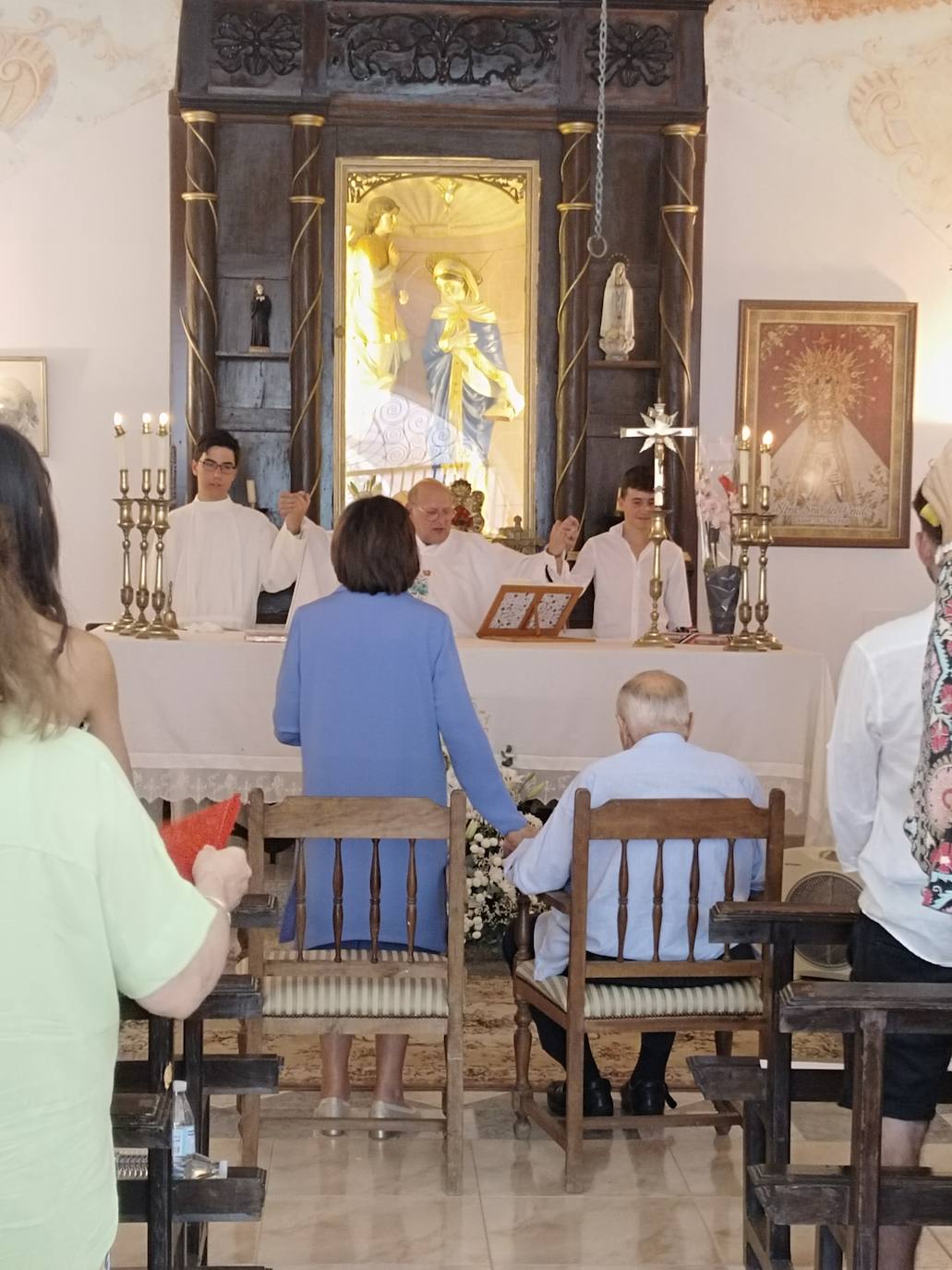 Imagen secundaria 2 - El matrimonio junto a sus hijos y nietos. Abajo junto a varios amigos de la familia.