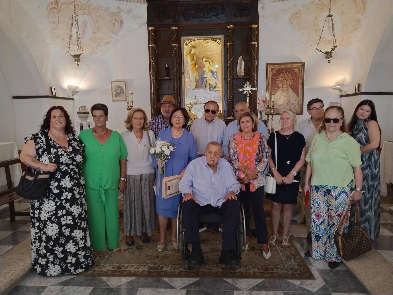 Imagen secundaria 1 - El matrimonio junto a sus hijos y nietos. Abajo junto a varios amigos de la familia.