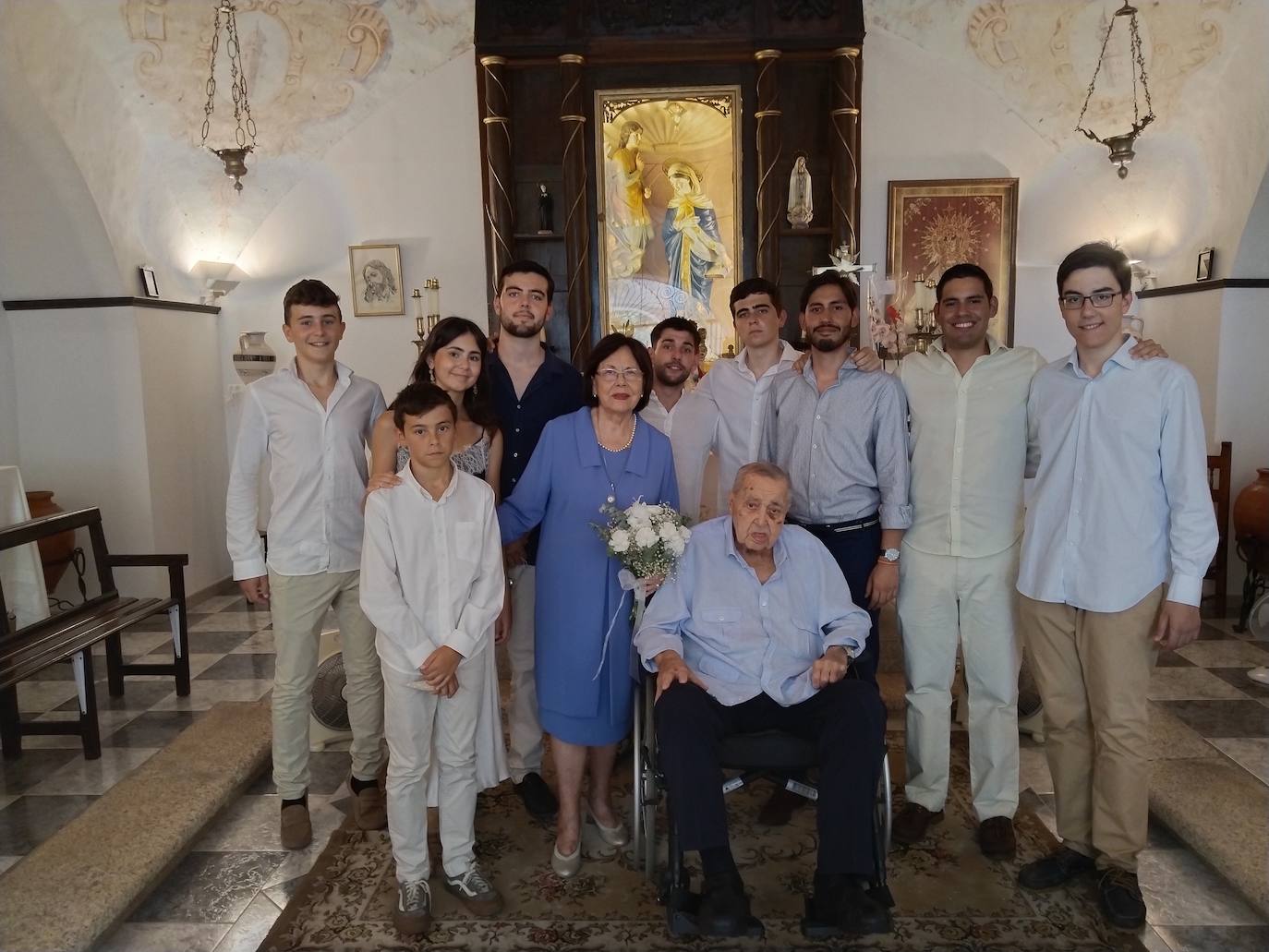 Imagen principal - El matrimonio junto a sus nueve nietos. Abajo saliendo de la ermita bajo una lluvia de arroz. 