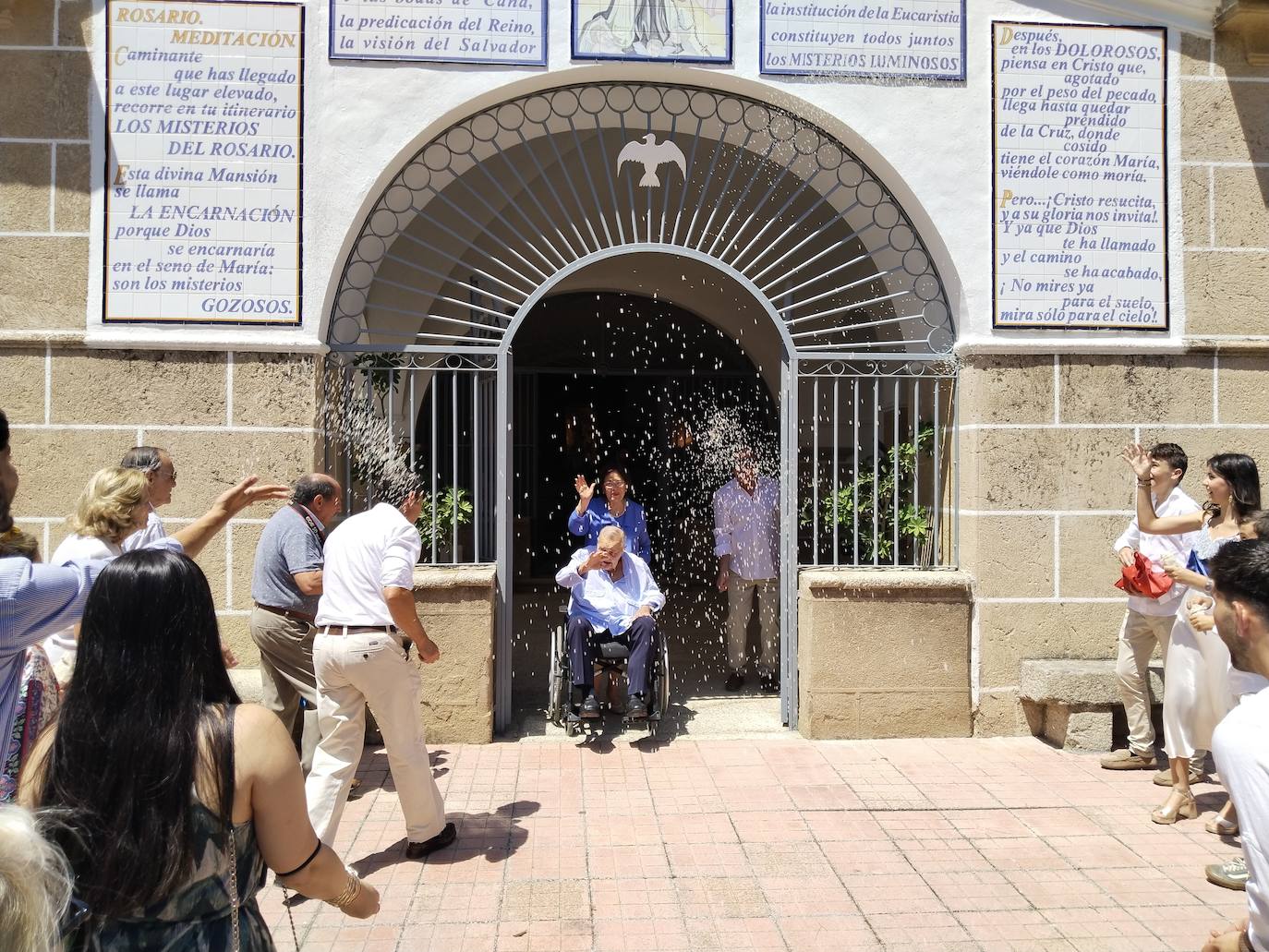 Imagen secundaria 1 - El matrimonio junto a sus nueve nietos. Abajo saliendo de la ermita bajo una lluvia de arroz. 