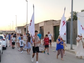 Intengrante de la Hermandad de Santiago han presidido el recorrido portando las banderas del Santo.