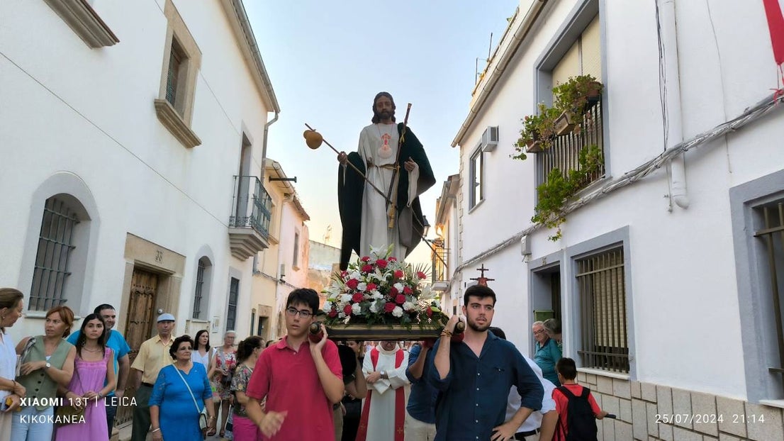 Santiago Peregrino sale en procesión como manda la tradición