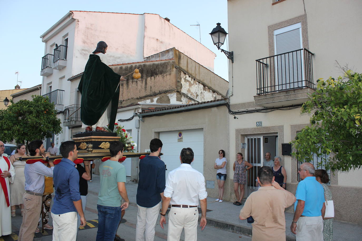 Santiago Peregrino sale en procesión como manda la tradición