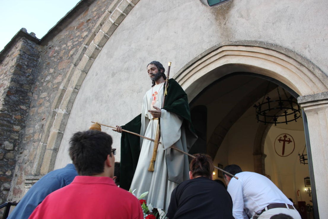 Santiago Peregrino sale en procesión como manda la tradición