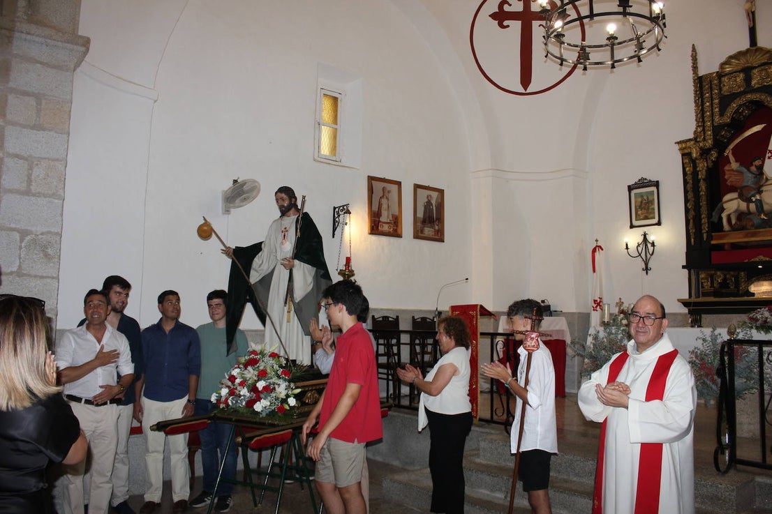 Santiago Peregrino sale en procesión como manda la tradición