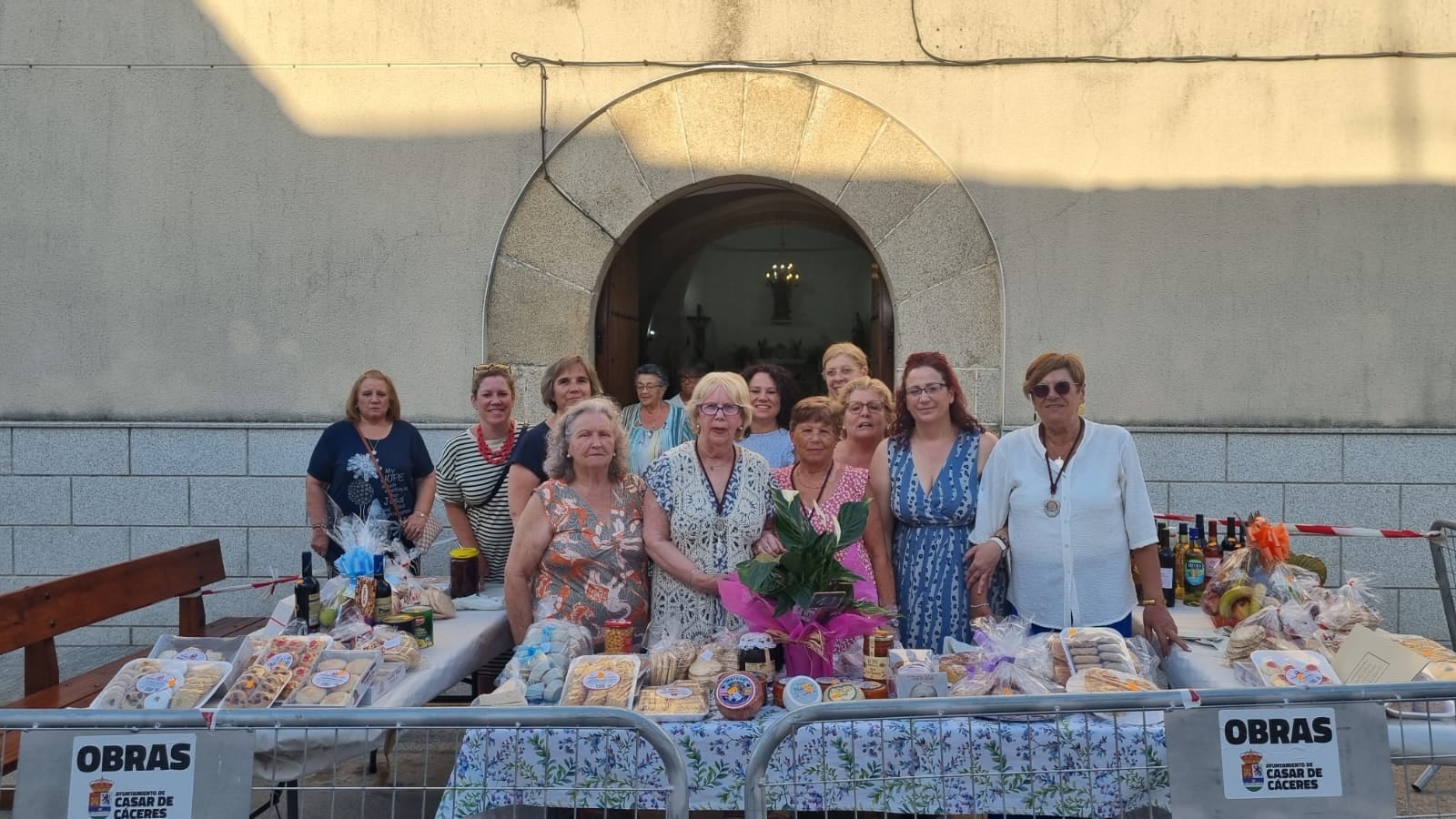 Imagen principal - Organizadoras y colaboradoras de la Mesa de ofrendas.