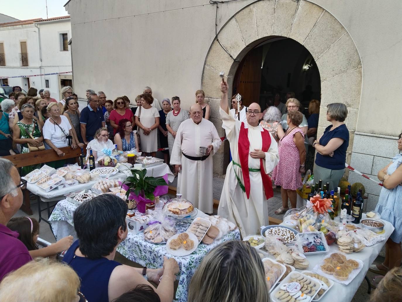 Imagen principal - Momento de la bendición ante la presencia de numeroso público.