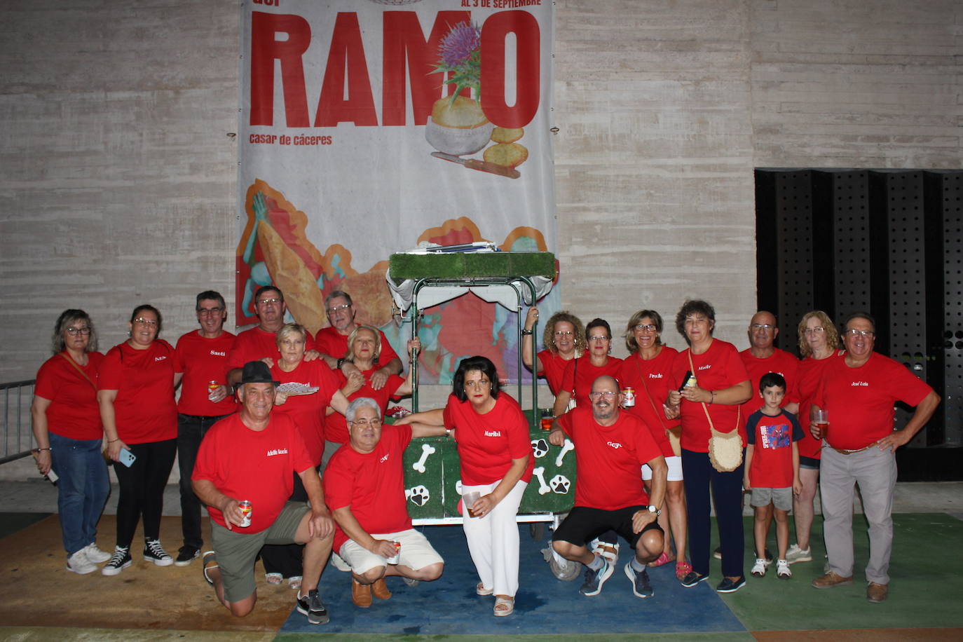 Imagen principal - Las peñas disfrutan por todo lo alto del Viernes del Ramo