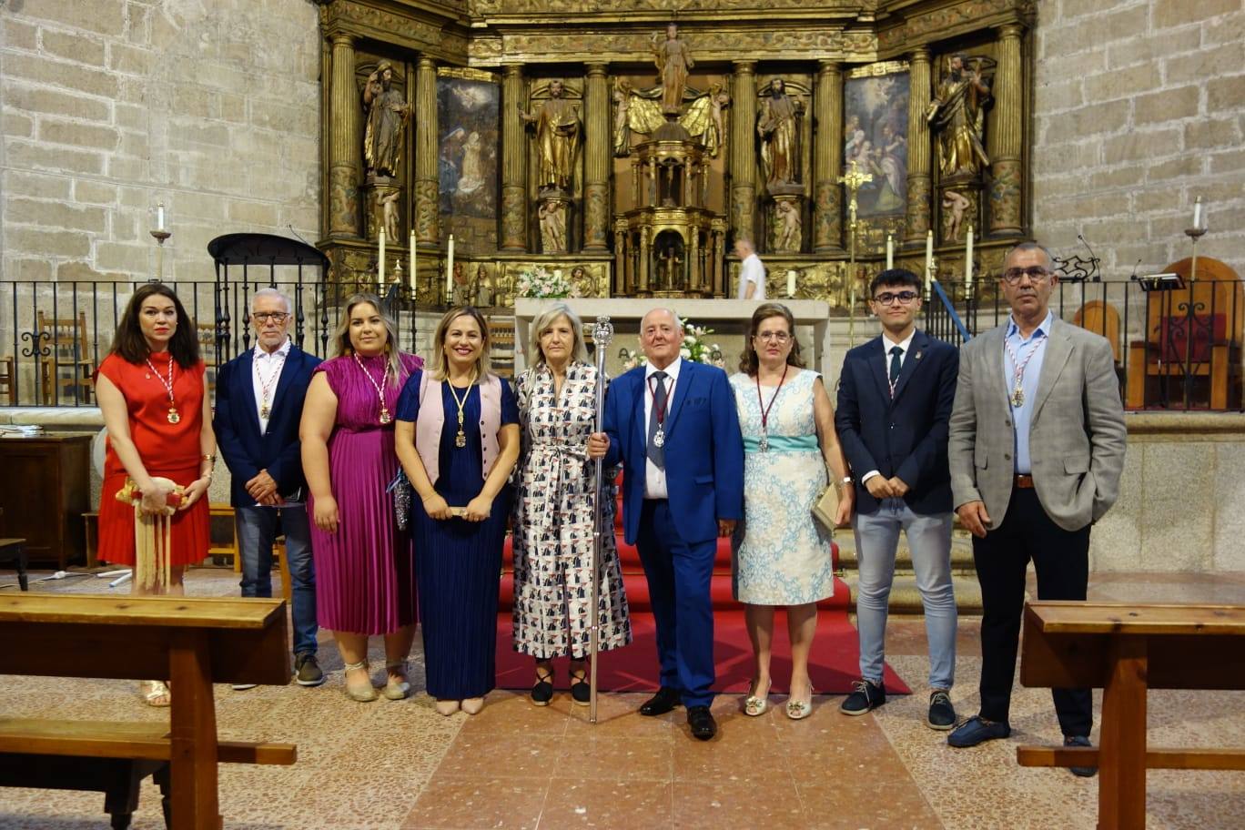 Centenares de personas arropan la Mesa del Ramo