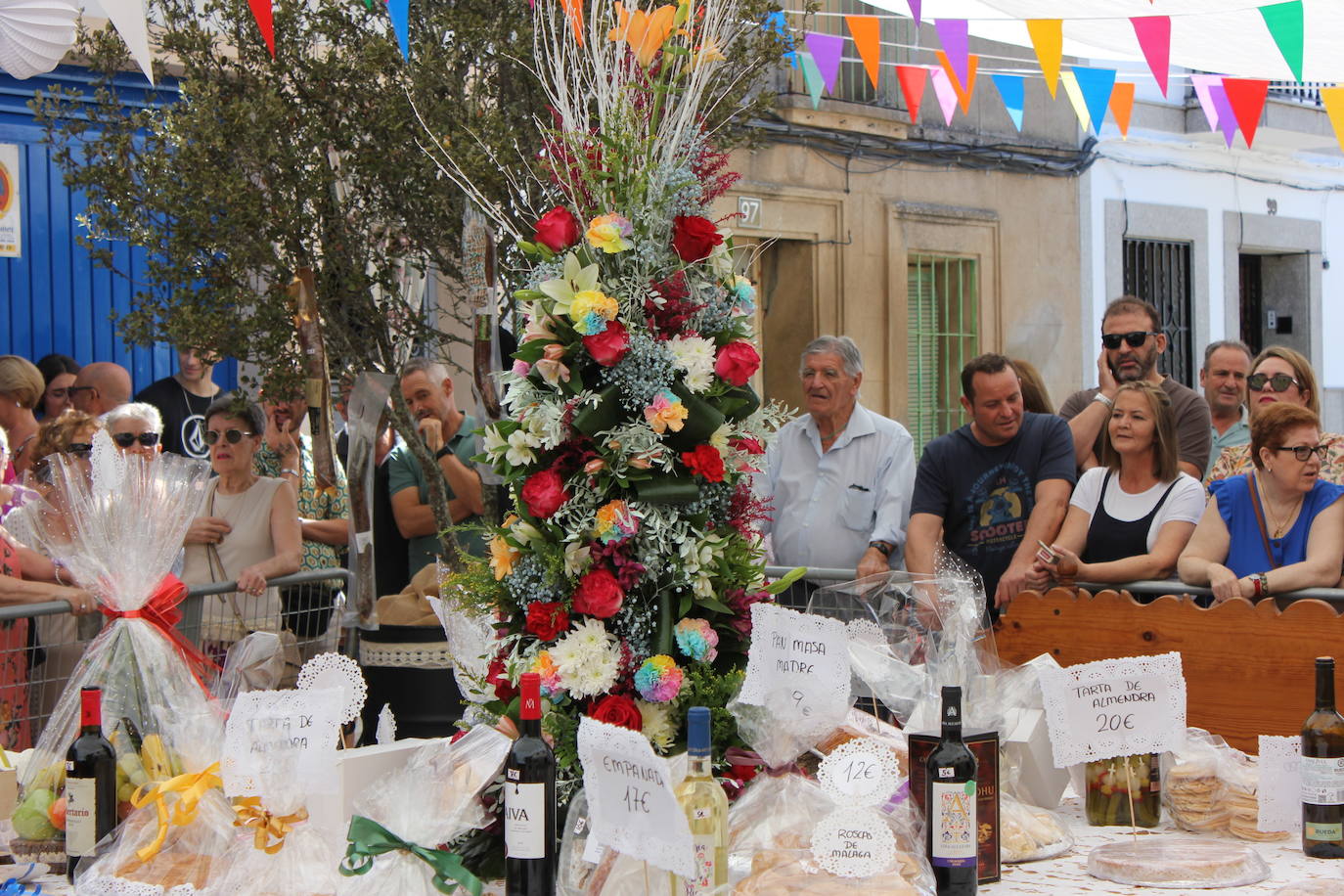 Centenares de personas arropan la Mesa del Ramo