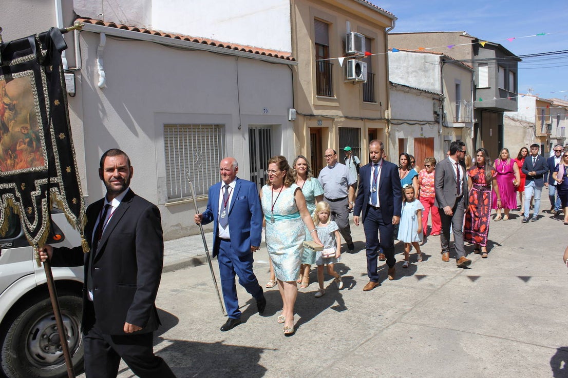 Centenares de personas arropan la Mesa del Ramo