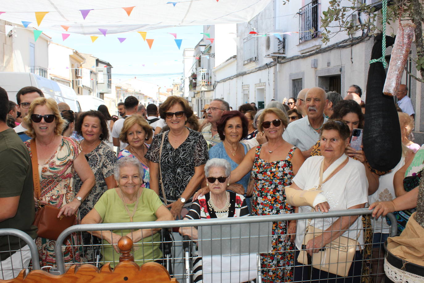 Centenares de personas arropan la Mesa del Ramo
