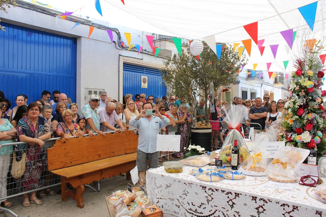 Centenares de personas arropan la Mesa del Ramo