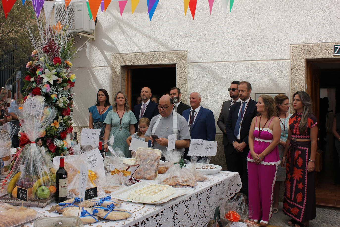 Centenares de personas arropan la Mesa del Ramo