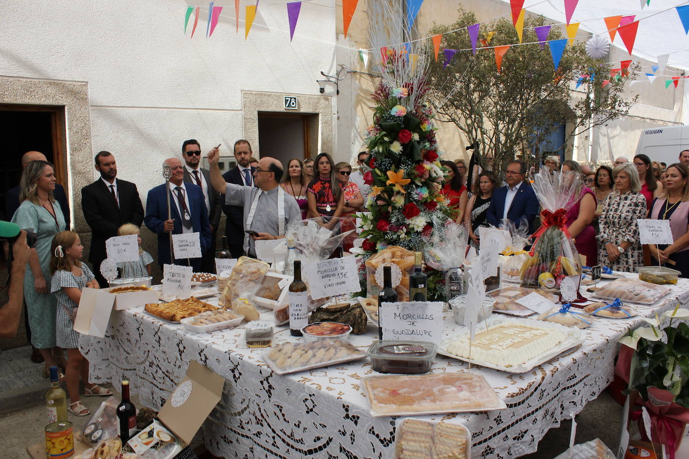 Centenares de personas arropan la Mesa del Ramo
