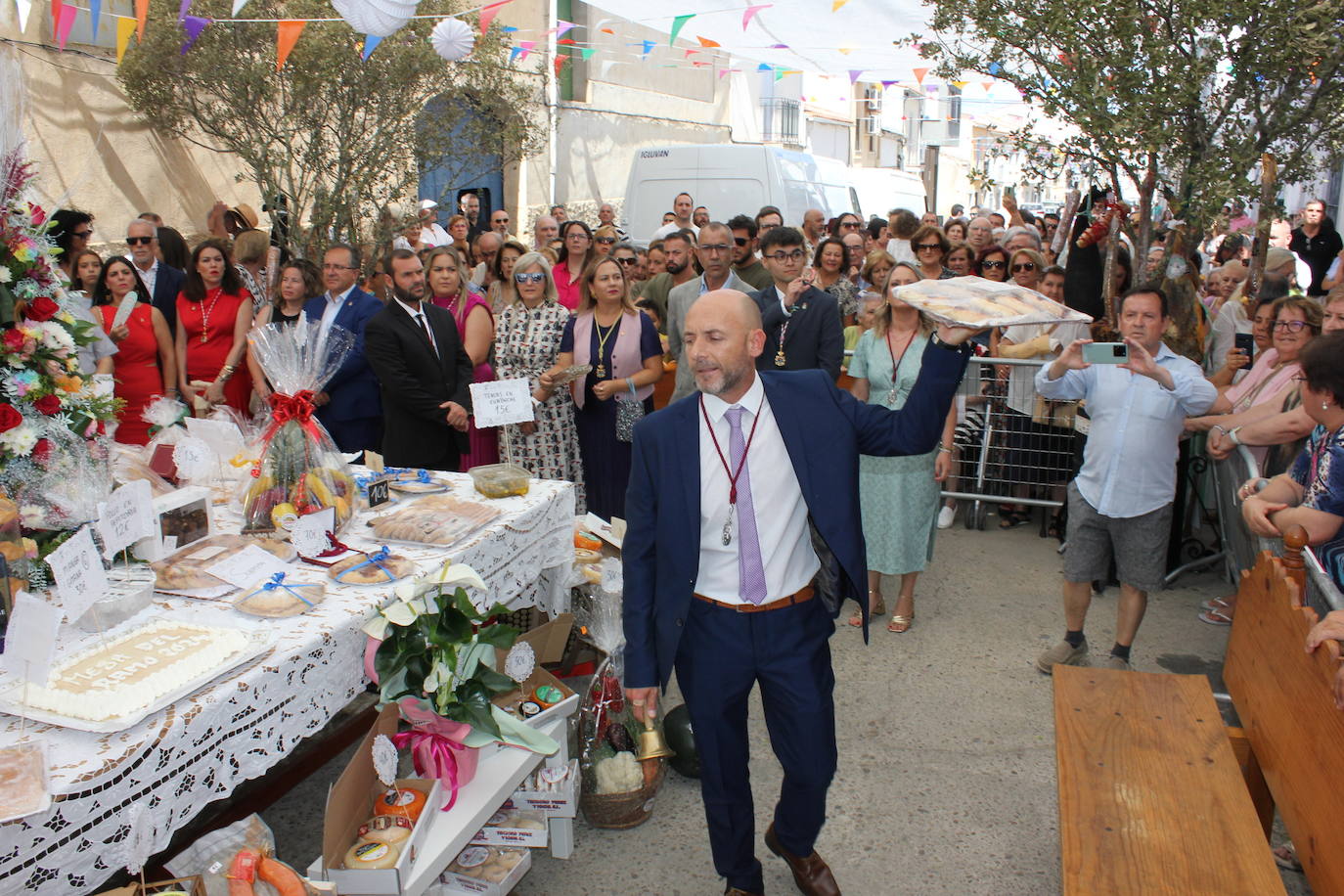 Centenares de personas arropan la Mesa del Ramo
