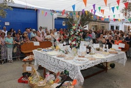 Centenares de personas arropan la Mesa del Ramo