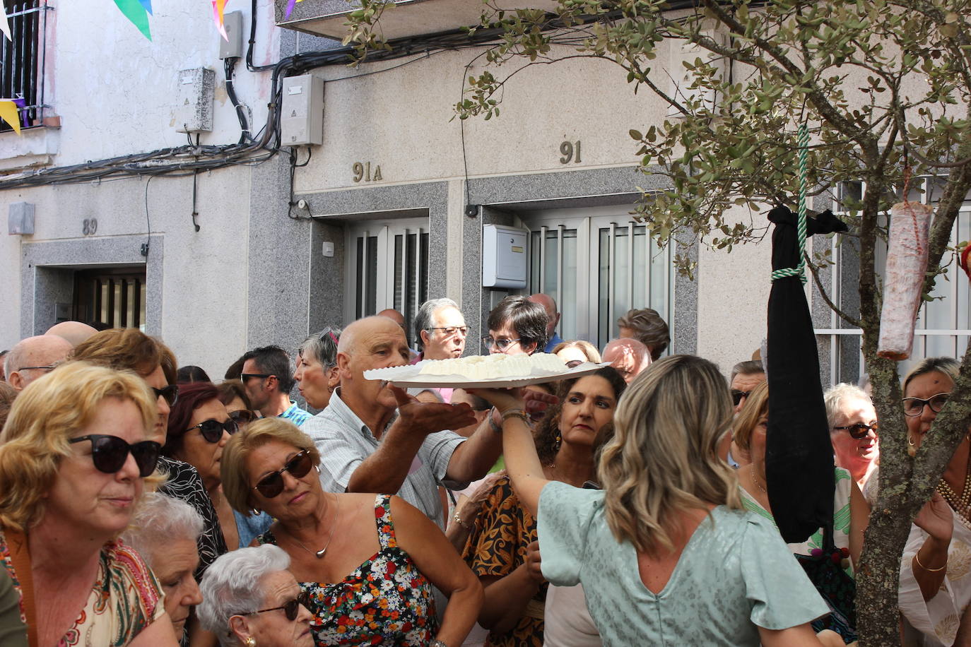 Centenares de personas arropan la Mesa del Ramo
