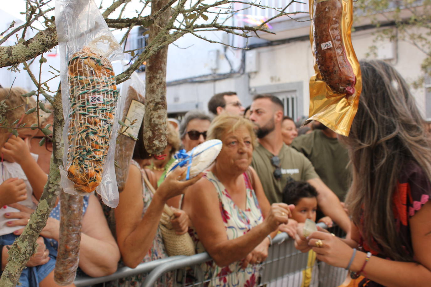 Centenares de personas arropan la Mesa del Ramo