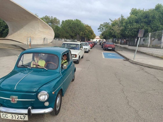 El Club Clásicos Casar guía a más de un centenar de Seat 124 en su visita a la localidad
