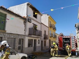 Los bomberos extinguen el fuego de la tercera planta de una vivienda de la calle Sanguino