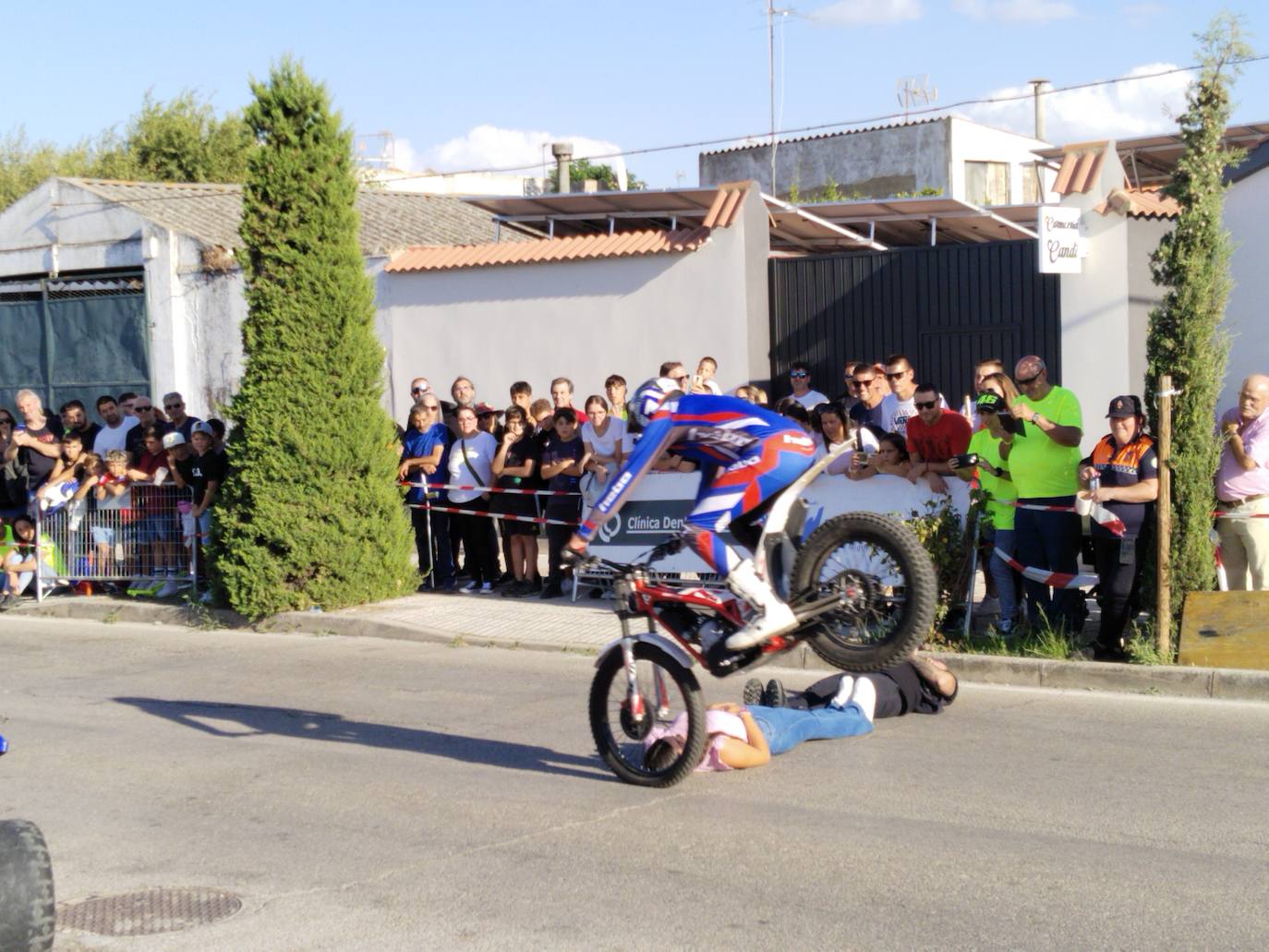 Imagen secundaria 1 - El salto de longitud del piloto Miguel Ángel Jiménez sorprende a los casareños
