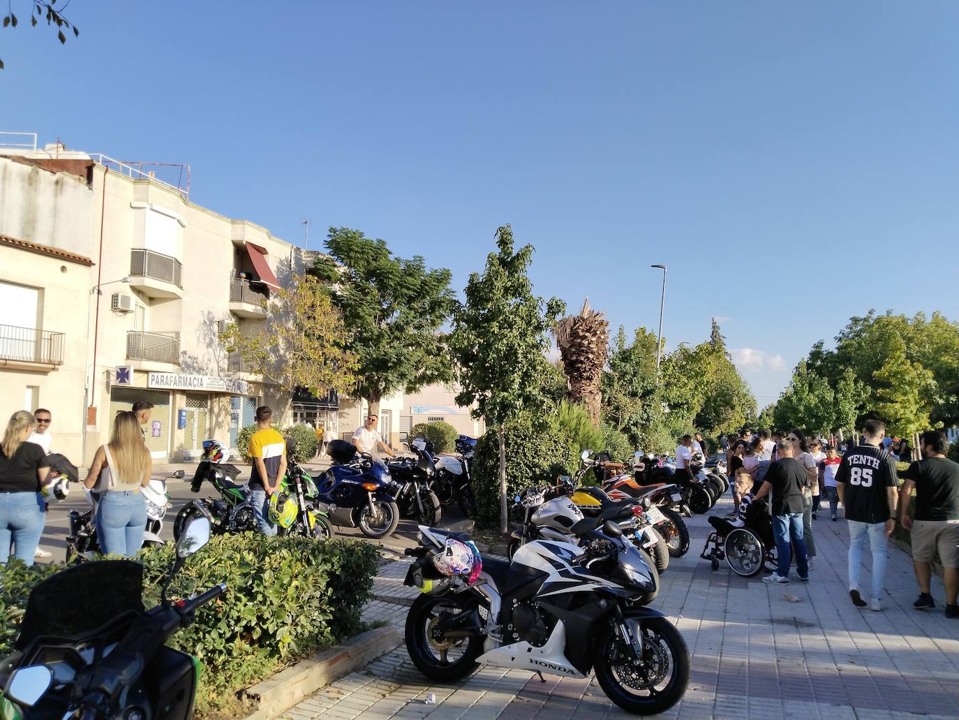 Imagen principal - El salto de longitud del piloto Miguel Ángel Jiménez sorprende a los casareños