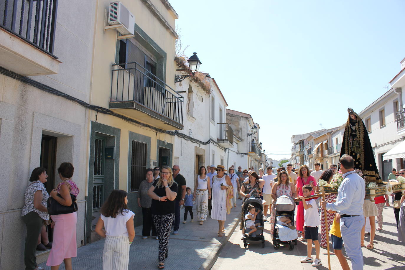 Imagen principal - La Virgen de los Dolores, del siglo XVIII, recorre varias calles del pueblo tras varias décadas recogida en la parroquia