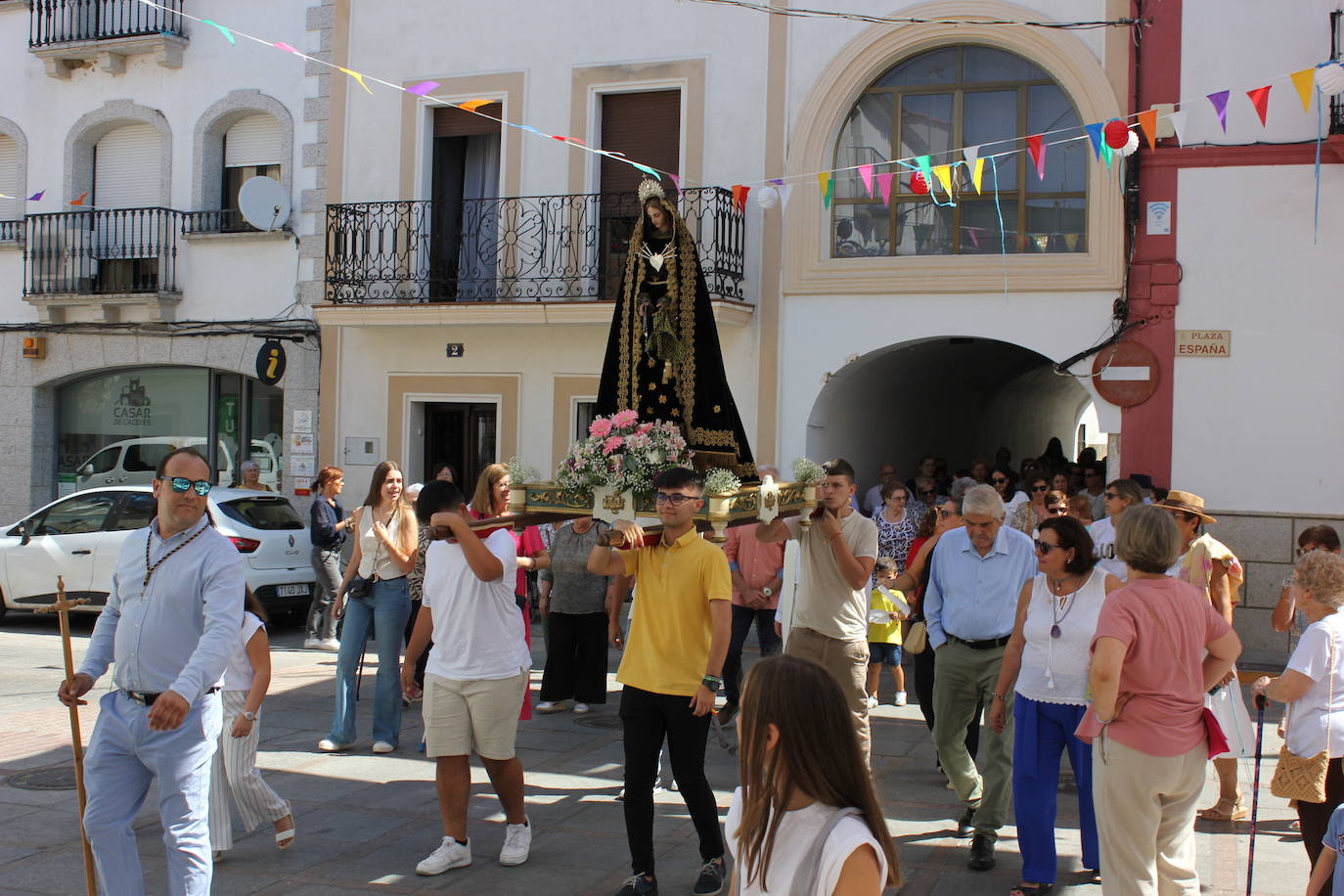 Imagen principal - La Virgen de los Dolores, del siglo XVIII, recorre varias calles del pueblo tras varias décadas recogida en la parroquia