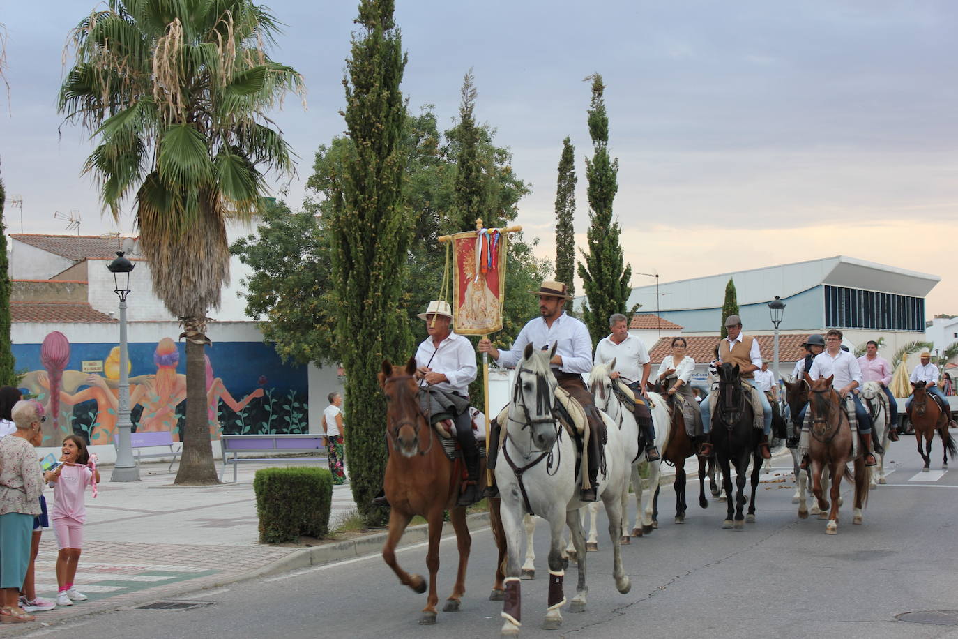 Una multitud da la bienvenida a la patrona a su llegada a la localidad
