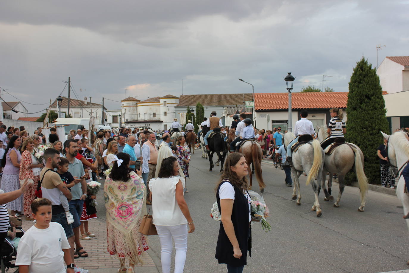 Una multitud da la bienvenida a la patrona a su llegada a la localidad