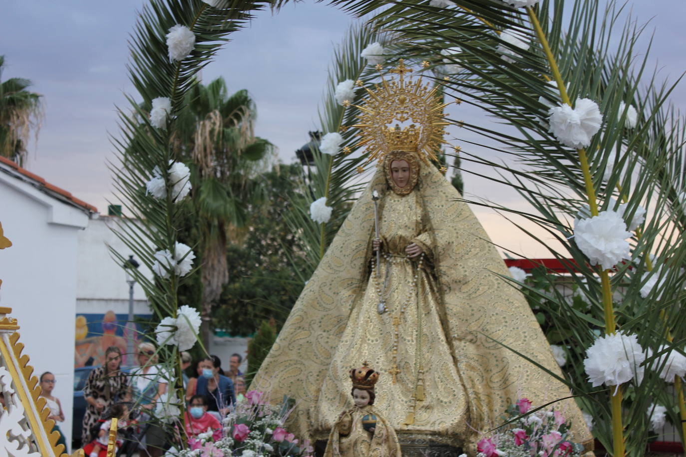 Una multitud da la bienvenida a la patrona a su llegada a la localidad