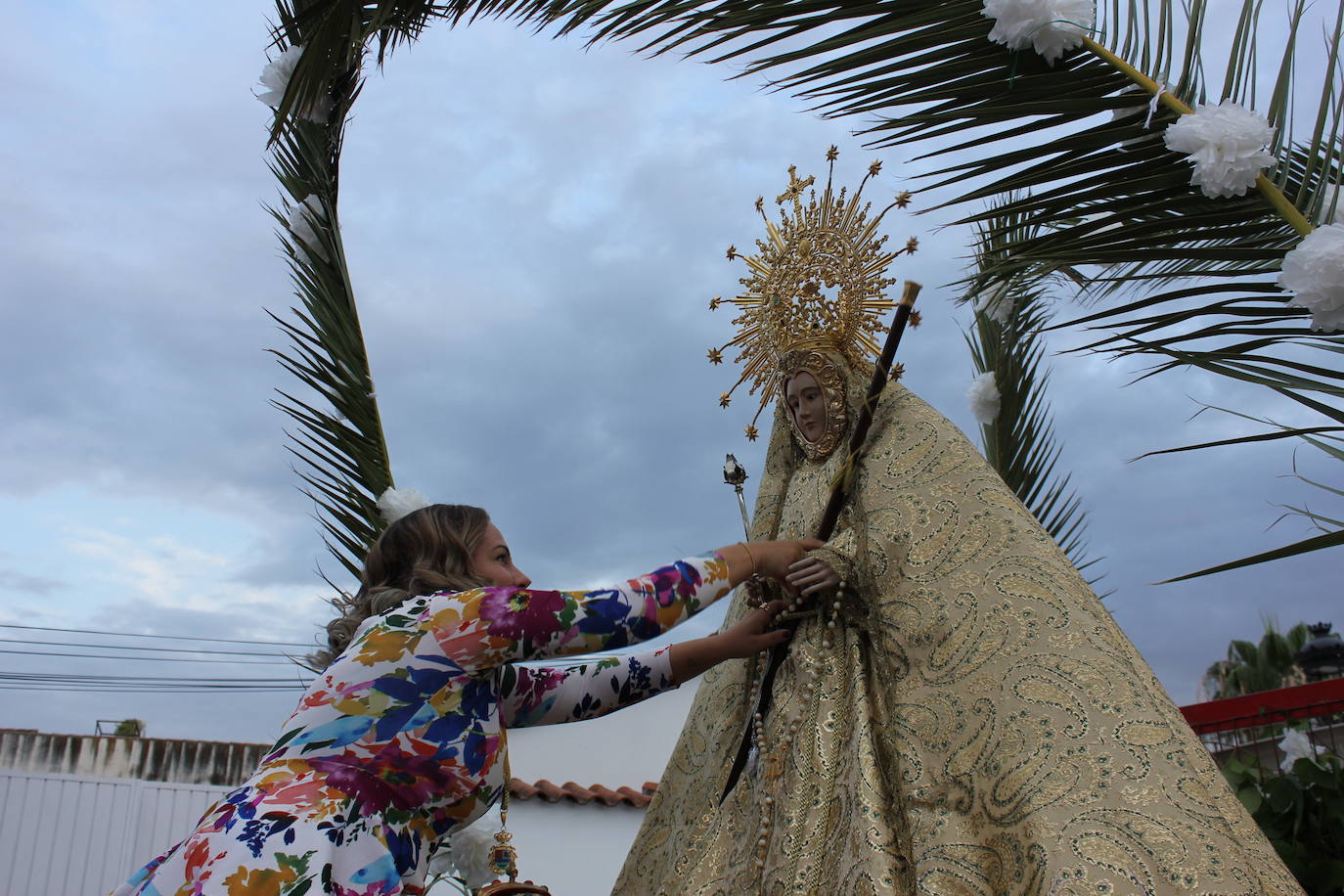 Una multitud da la bienvenida a la patrona a su llegada a la localidad